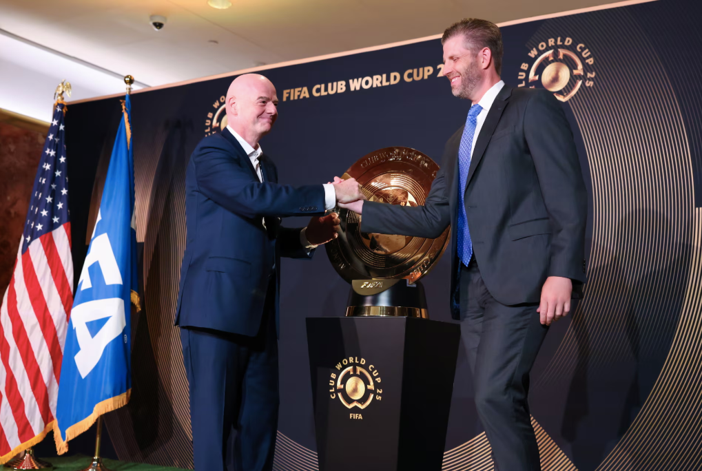 Chủ tịch FIFA Gianni Infantino và ông Eric Trump (con trai Tổng thống Mỹ Trump kiêm Phó Chủ tịch Tập đoàn Trump) tại sự kiện công bố văn phòng FIFA mới.