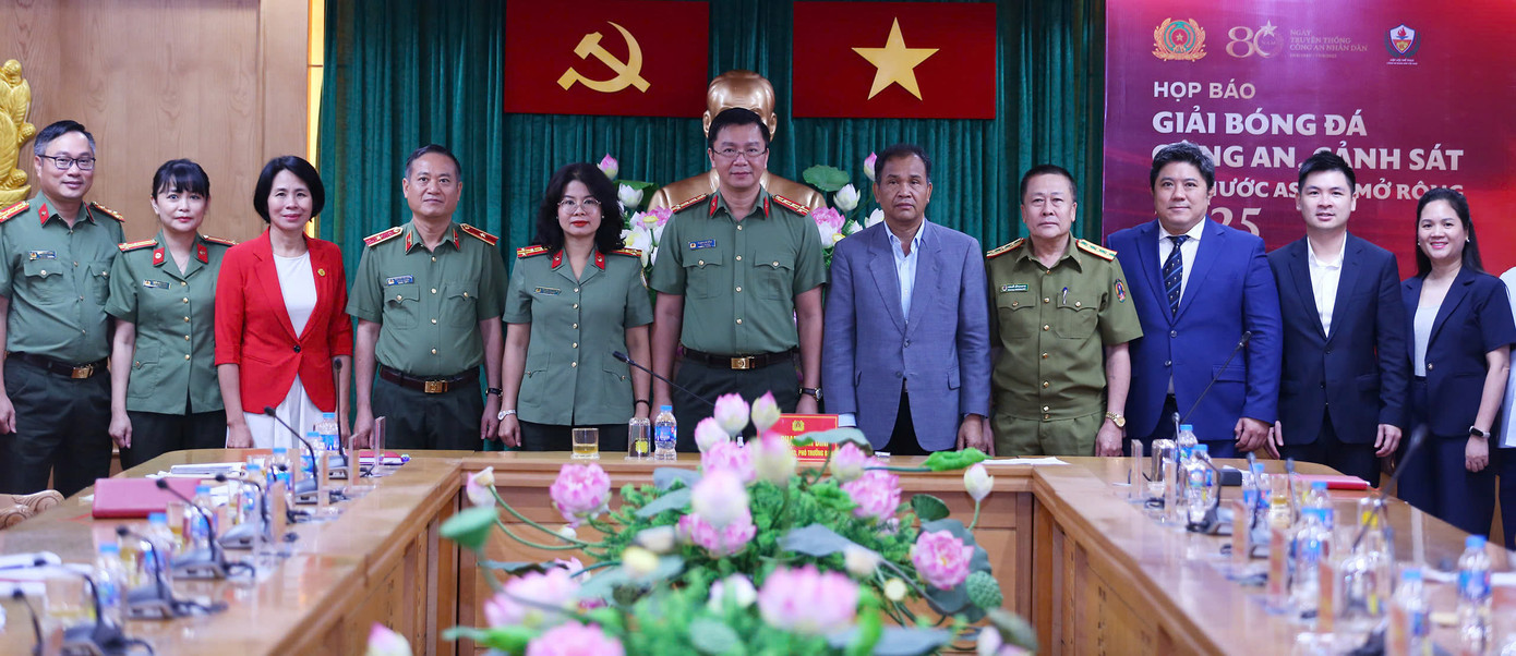 Các đại biểu, quan chức tham dự buổi họp báo sáng 2/7.