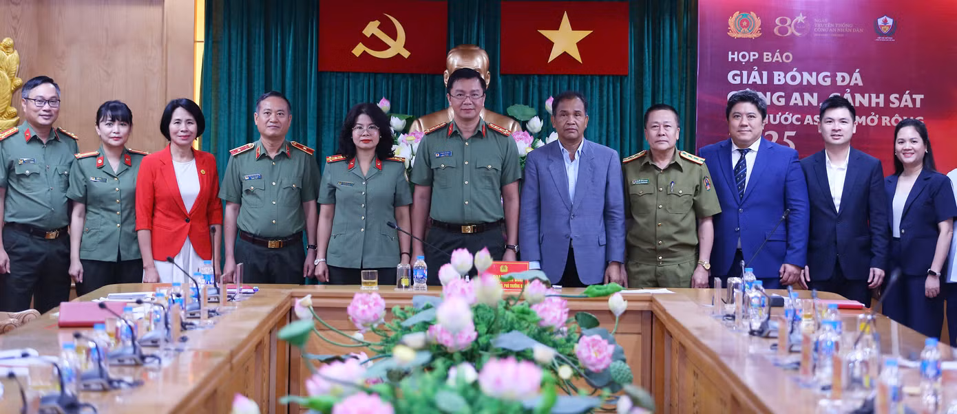 Các đại biểu, quan chức tham dự buổi họp báo sáng 2/7.