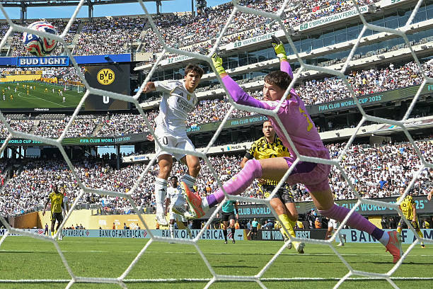 Garcia ghi bàn mở tỷ số trước Dortmund.