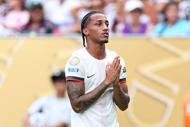 Joao Pedro không ăn mừng khi ghi bàn.