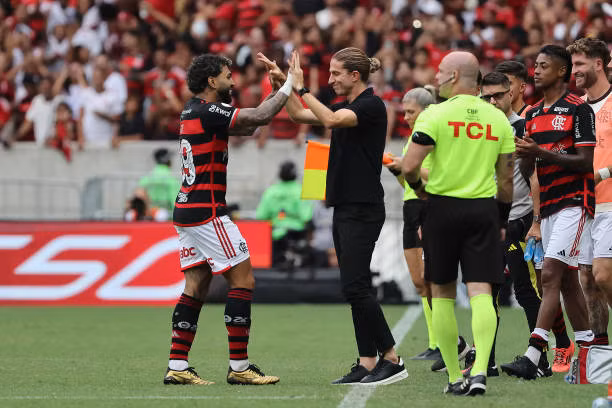 Filipe Luis đặt niềm tin vào Barbosa. Filipe Luis đặt niềm tin vào Barbosa.