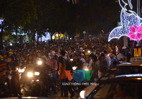 Xe máy kẹt cứng trên đường Lê Lợi. Xe máy kẹt cứng trên đường Lê Lợi