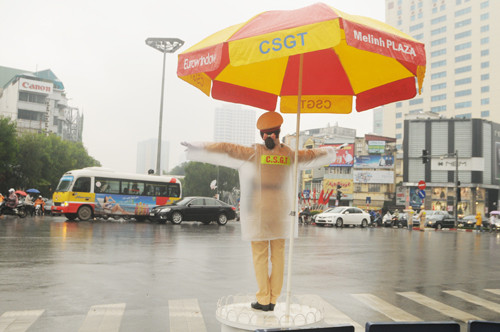 Thiếu úy Nguyễn Mai Huyền – Đội Cảnh sát Giao thông số 2 làm nhiệm vụ tại khu vực ngã tư Nguyễn Chí Thanh - Kim Mã. Ảnh: Tuấn Nguyễn.