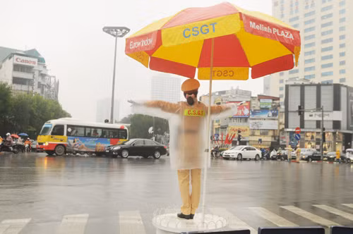 Thiếu úy Nguyễn Mai Huyền – Đội Cảnh sát Giao thông số 2 làm nhiệm vụ tại khu vực ngã tư Nguyễn Chí Thanh - Kim Mã. Ảnh: Tuấn Nguyễn.