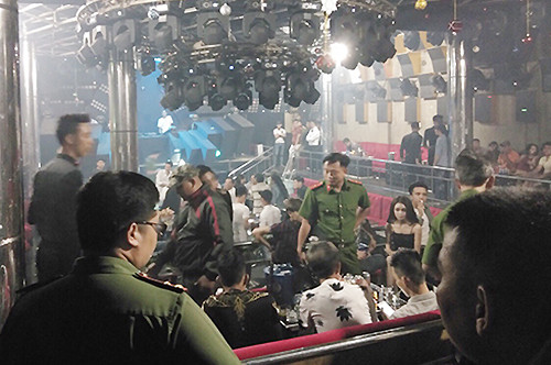 Cảnh sát bao vây quán bar ở Sài Gòn, giữ 80 người phê ma tuý ảnh 2