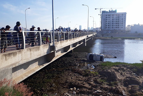 Ôtô lao xuống sông, tài xế thoát chết ảnh 1