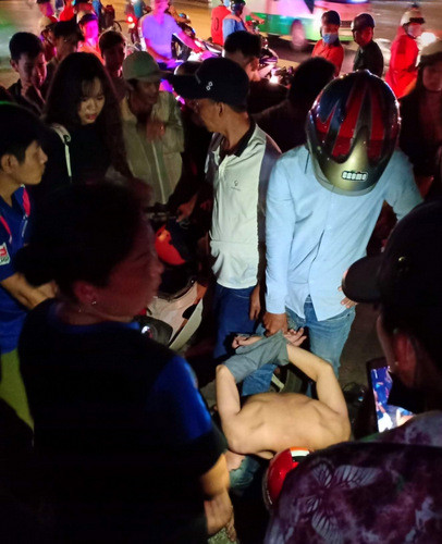 Nữ sinh 19 tuổi đánh gục hai tên cướp ảnh 1