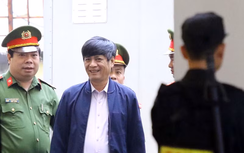 Bị cáo Phan Văn Vĩnh phải chăm sóc y tế giữa phiên tòa ảnh 2 Bị cáo Phan Văn Vĩnh phải chăm sóc y tế giữa phiên tòa ảnh 2