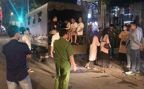 Cảnh sát đột kích nhà hàng ở Sài Gòn, tạm giữ hơn 70 người ảnh 1