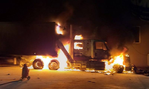 Xe container bốc cháy ngùn ngụt cạnh cây xăng ảnh 1