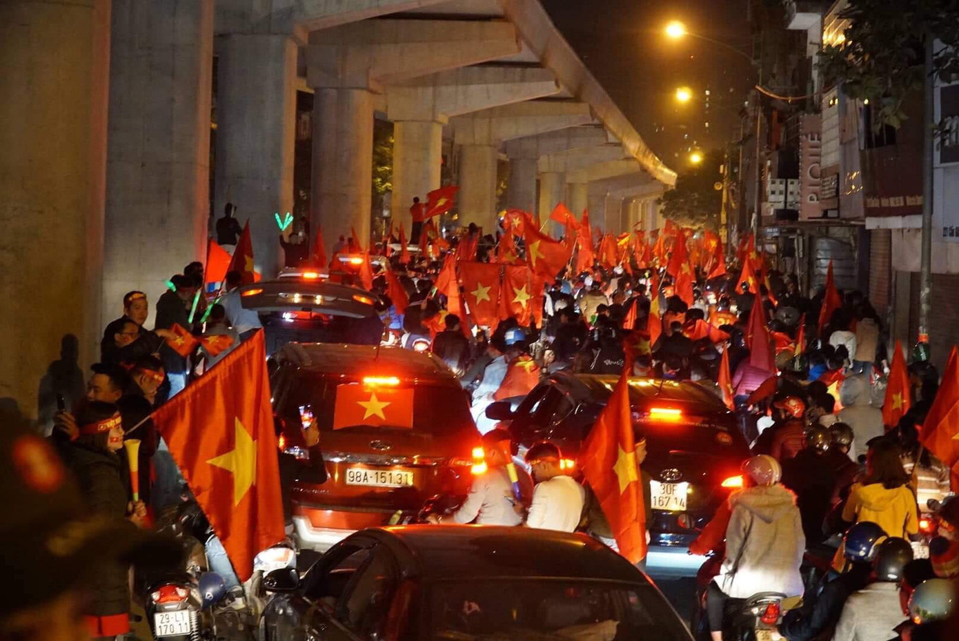 Đêm cuồng nhiệt với chức vô địch AFF Cup 2018 của tuyển Việt Nam ảnh 3