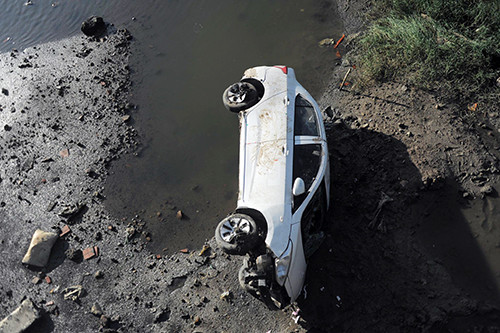 Ôtô lao xuống sông, tài xế thoát chết ảnh 2