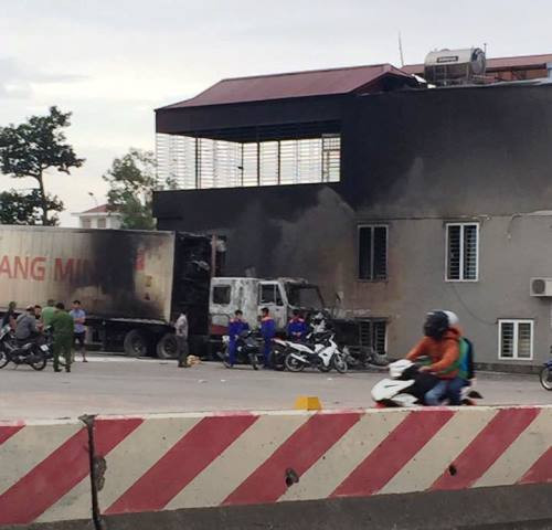 Xe container bốc cháy ngùn ngụt cạnh cây xăng ảnh 2