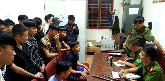 Gần 20 học sinh mang hung khí dàn trận giải quyết mâu thuẫn tình cảm ảnh 1