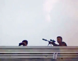 Gần 100 cảnh sát bao vây đối tượng mang hàng nóng tử thủ ảnh 6