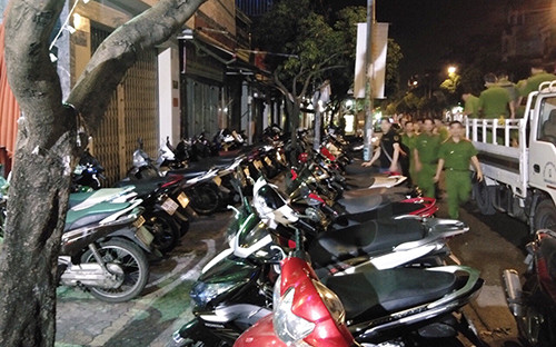 Cảnh sát bao vây quán bar ở Sài Gòn, giữ 80 người phê ma tuý ảnh 1