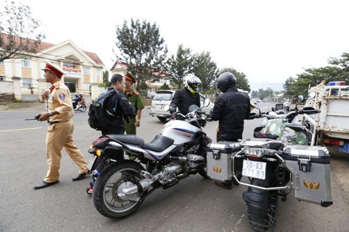 Hàng chục môtô phân khối lớn chạy trái phép trên cao tốc Liên Khương ảnh 1