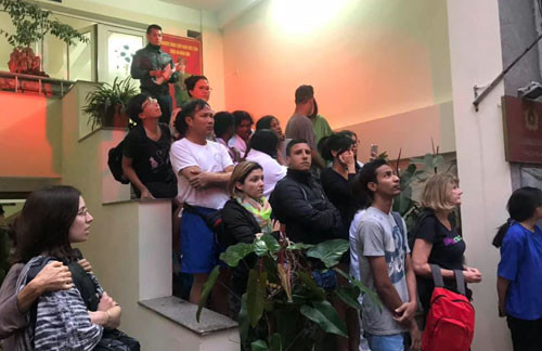 Khách sạn giữa phố cổ Hà Nội bốc cháy, nhiều du khách tháo chạy ảnh 1