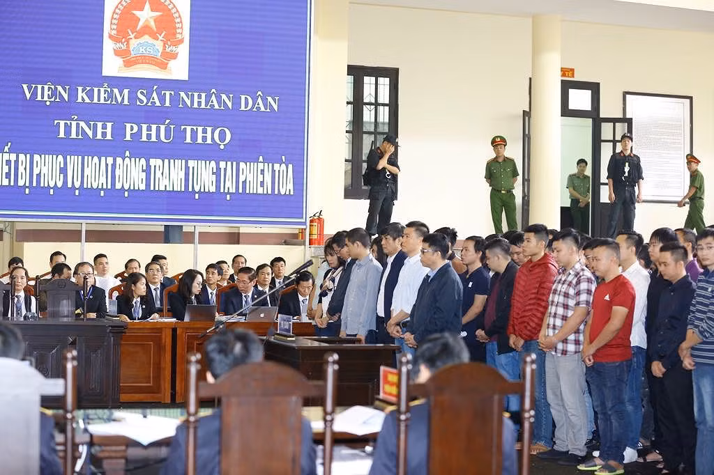 Bị cáo Phan Văn Vĩnh, Nguyễn Thanh Hóa vào phòng xử án ảnh 11
