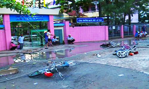 Buổi chiều định mệnh của hai học sinh bị điện giật trước cổng trường ảnh 1