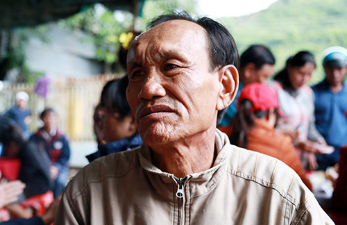 Người đàn ông bất lực tìm vợ con và cháu ngoại trong nhà sập ảnh 2