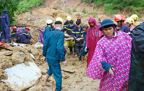 Người đàn ông bất lực tìm vợ con và cháu ngoại trong nhà sập ảnh 1