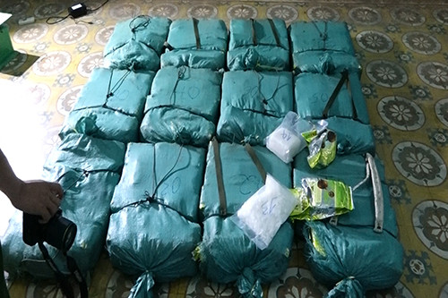 Hàng trăm người cùng cảnh sát truy bắt kẻ vận chuyển 300 kg ma tuý ảnh 3