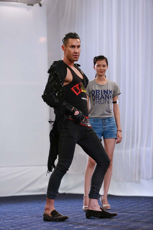 Adam Williams hướng dẫn một thí sinh nhảy để thể hiện sự tự tin