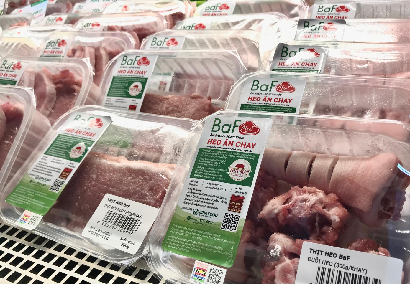 Nguồn thịt "Heo ăn chay" lấy từ đàn heo chỉ ăn thức ăn (cám) được làm 100% nguyên liệu từ thực vật và gốc đạm thực vật.