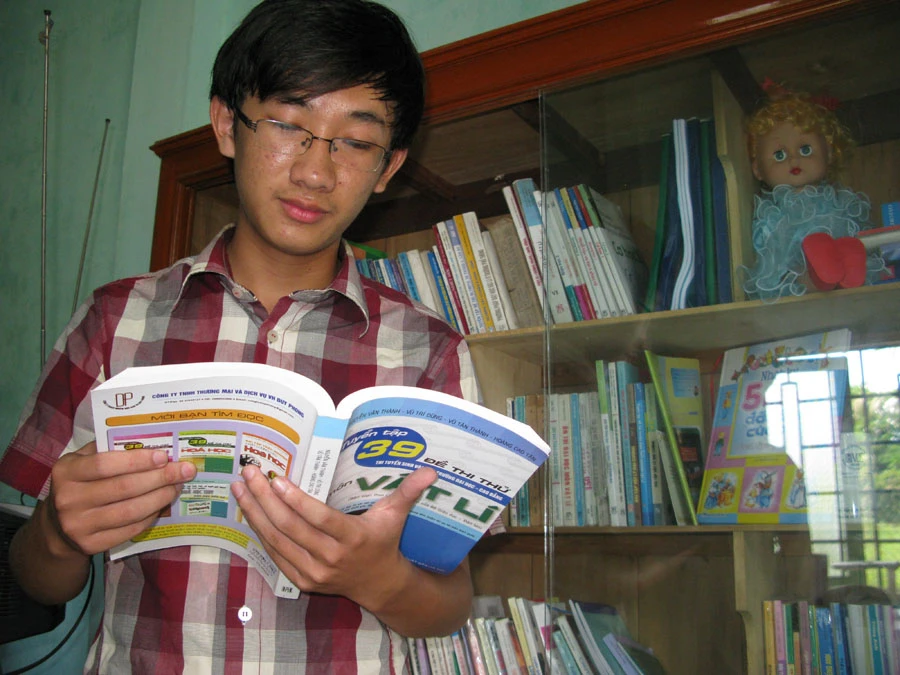 Ngoài những buổi đến trường, Khiết luôn tìm tòi hỏi học nhiều sách tham khảo. Ngoài những buổi đến trường, Khiết luôn tìm tòi hỏi học nhiều sách tham khảo