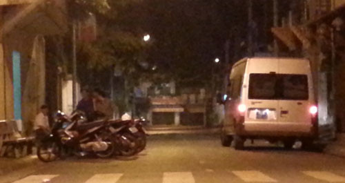 Chiếc xe biển số xanh rời khỏi trụ sở Công an P.Xuân An lúc rạng sáng 9-12. Ảnh: B.D