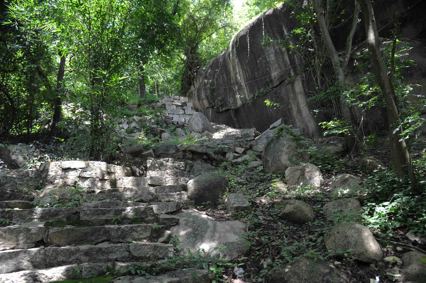 Đường lên núi Thị Vải hoang sơ, vắng vẻ, với những bậc đá rêu phong. Đường lên núi Thị Vải hoang sơ, vắng vẻ, với những bậc đá rêu phong.