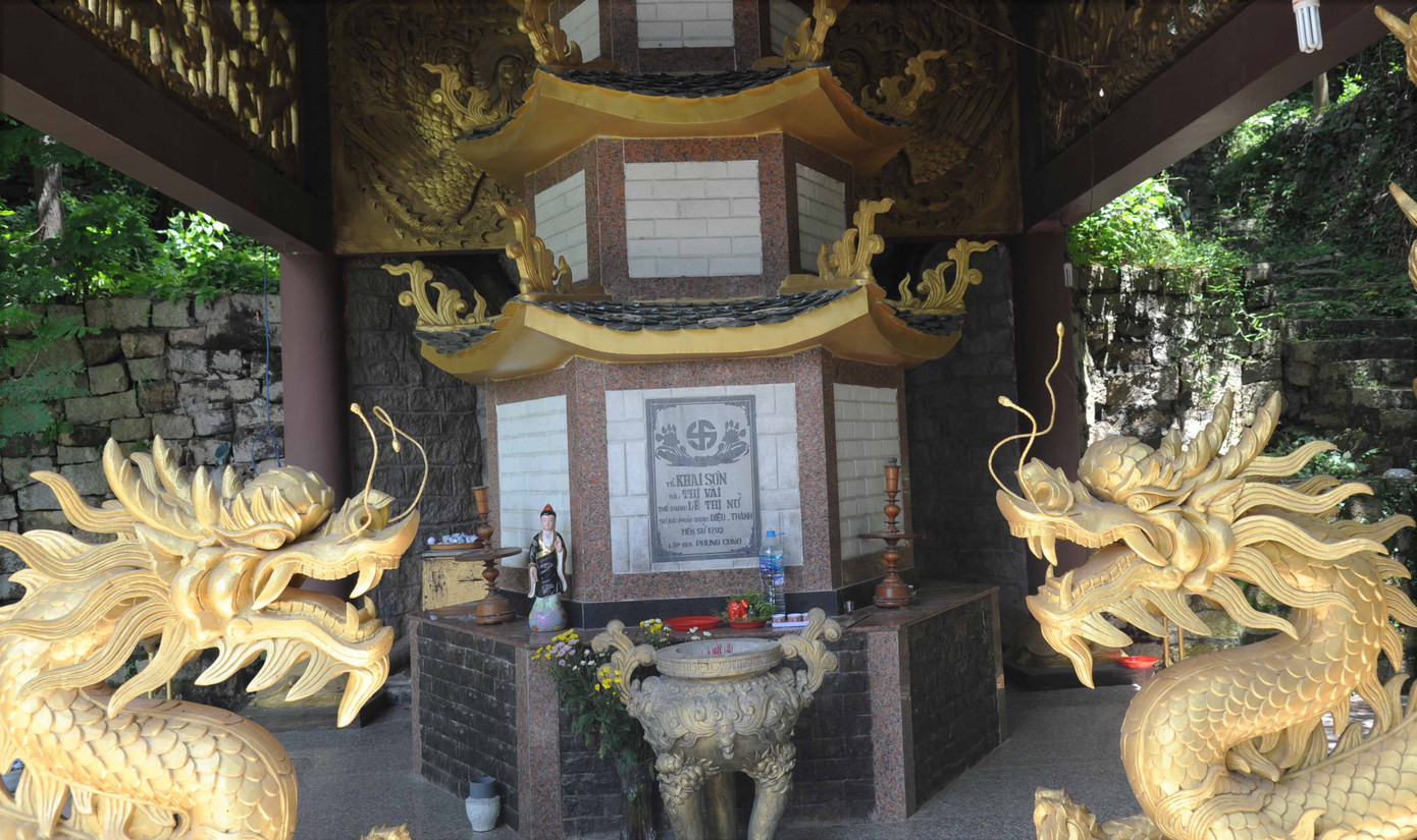 Tháp và cũng là mộ gió thờ sư tổ Thị Vải trên lưng núi. Tháp và cũng là mộ gió thờ sư tổ Thị Vải trên lưng núi.