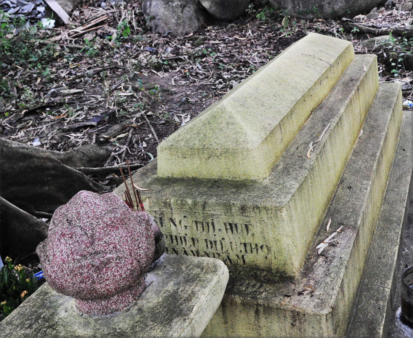 Ngôi mộ bí ẩn ghi "Tu sĩ Nguyễn Thị Huệ" đặt ở gần mộ sư tổ Thị Vải. Trước mộ có đúc một búp sen. Ngôi mộ bí ẩn ghi "Tu sĩ Nguyễn Thị Huệ" đặt ở gần mộ sư tổ Thị Vải. Trước mộ có đúc một búp sen.