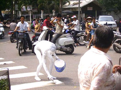 Nghệ thuật sắp đặt và nghệ thuật trình diễn là hai loại hình khác hẳn nhau. Trong ảnh là một tác phẩm trình diễn ngoài đường phố của Lê Nguyên Mạnh