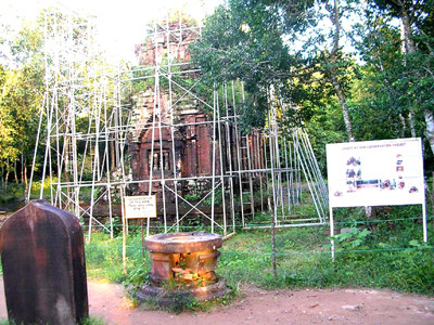 Nhiều đền tháp Mỹ Sơn vẫn trong cảnh chống đỡ để tồn tại. Ảnh :Trí Quân . Nhiều đền tháp Mỹ Sơn vẫn trong cảnh chống đỡ để tồn tại Ảnh :Trí Quân