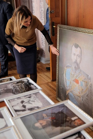 Công tố viên Crimea treo ảnh Putin trong phòng làm việc ảnh 11