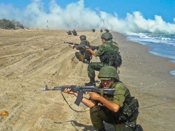 Các chiến sỹ hải quân đánh bộ tiến lên bờ biển. (Ảnh: mil.ru)