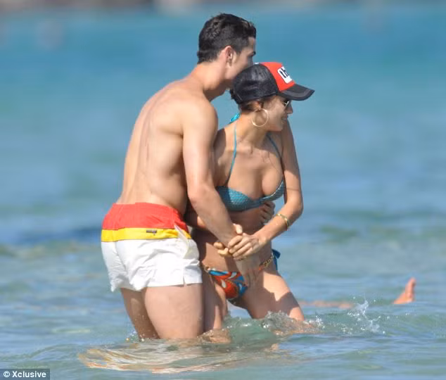 Irina Shyak và Cristiano Ronaldo vui đùa dưới nước