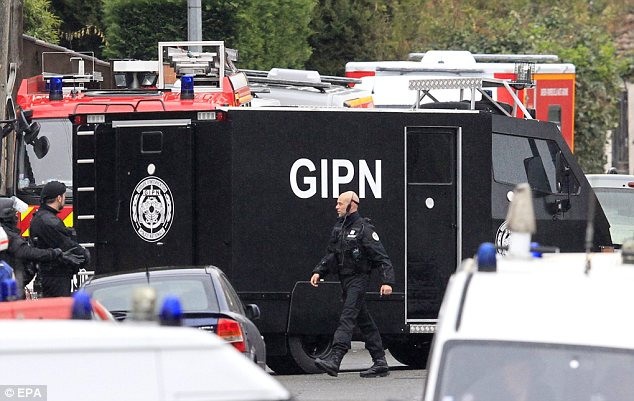 Cảnh sát Pháp tiếp tục phong tỏa hiện trường, đàm phán với nghi can 