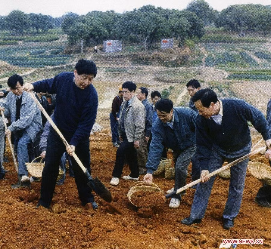 Ông Tập Cận Bình tại nông thôn Mân Giang năm 1995