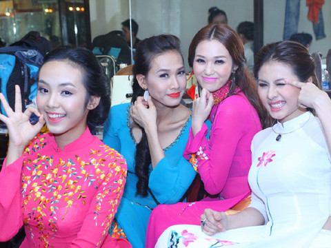 Các người đẹp nhí nhảnh trong hậu trường