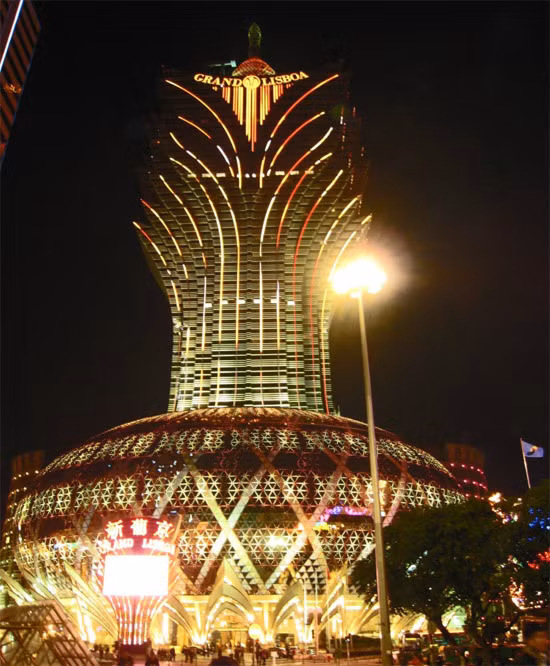 Nổi bật nơi chân trời của Macau là sòng bạc Grand Lisboa với bề ngoài rực rỡ, có phần khiến sòng bạc The Crown trông trở nên buồn tẻ.