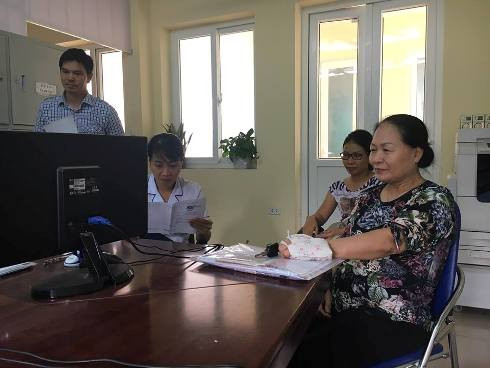 Vừa nhập học, cả trăm học sinh nhận thông báo chuyển trường mới ảnh 1