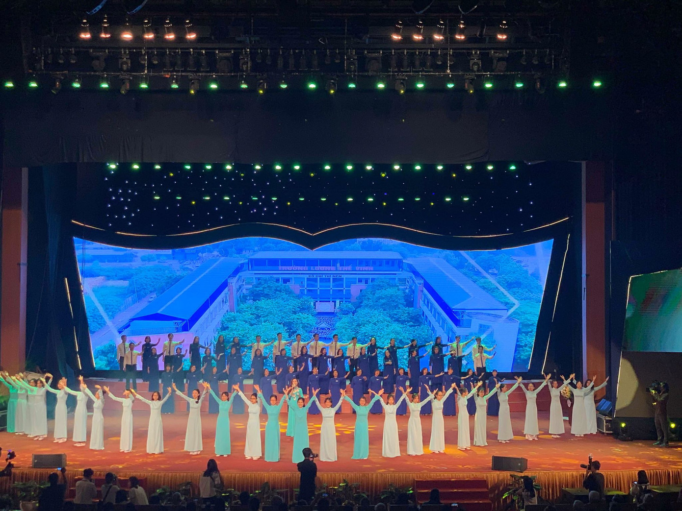 Ấm áp kỷ niệm của các thế hệ học sinh với thầy Văn Như Cương ảnh 1