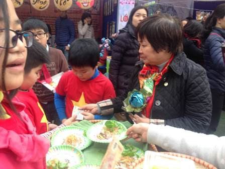 Nghìn học sinh tham gia hội chợ từ thiện ảnh 2