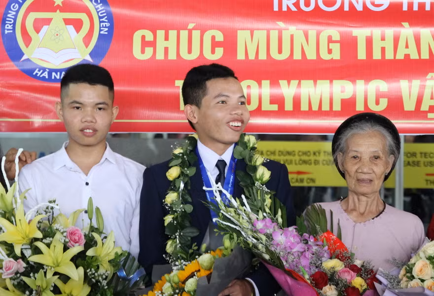 Đoàn Olympic Vật lí quốc tế trở về với thành tích tốt nhất trong lịch sử ảnh 2