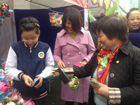 Nghìn học sinh tham gia hội chợ từ thiện ảnh 3