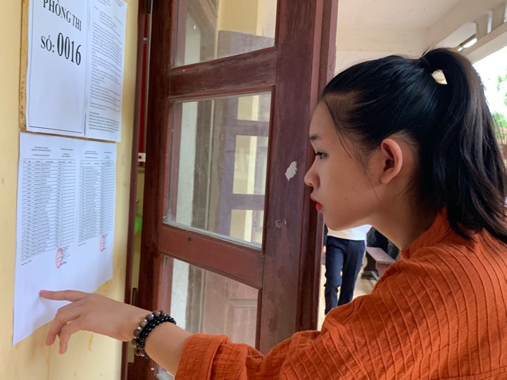 Mưa trắng trời, các bác sỹ tương lai che ô rước học sinh vào phòng thi ảnh 14